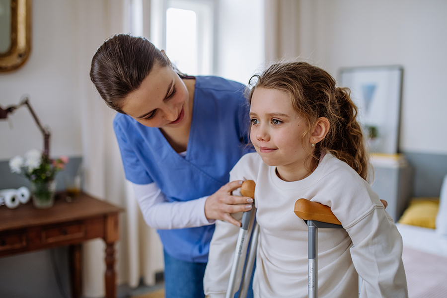 A child in crutches